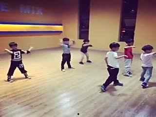 幼儿学舞蹈视频,欢快旋律中的成长瞬间