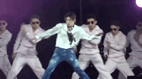 杨洋跳舞视频,舞动青春，魅力四溢